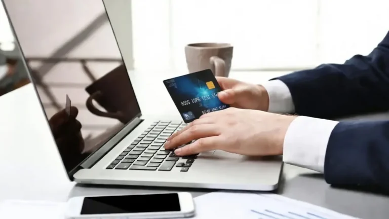 Business account for sole proprietors in 2026: key card, personal expenses and cash withdrawals without penalties